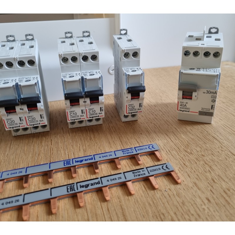 Tableau électrique pré-équipé auto 2 rangées 13 modules assemblé par  123elec avec composants Legrand