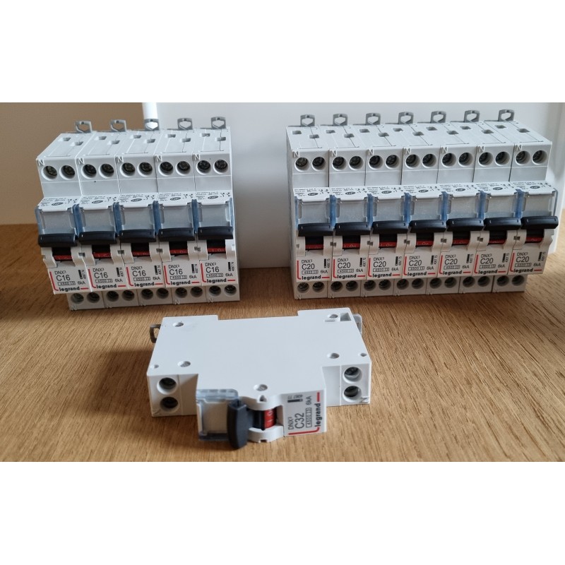 Legrand - Tableau électrique pré-équipé et pré-câblé pour T4 - Drivia - 13  modules - 4 Rangées - AUTO - Réf: LEGTABLEAUT4 - ELECdirect Vente Matériel  Électrique